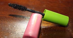 Latest Trend Of Colored Mascara In Makeup